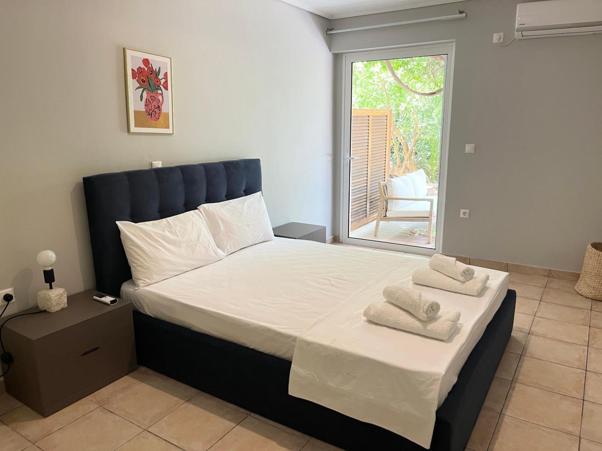 Vouliagmeni 2bed Garden Flat *